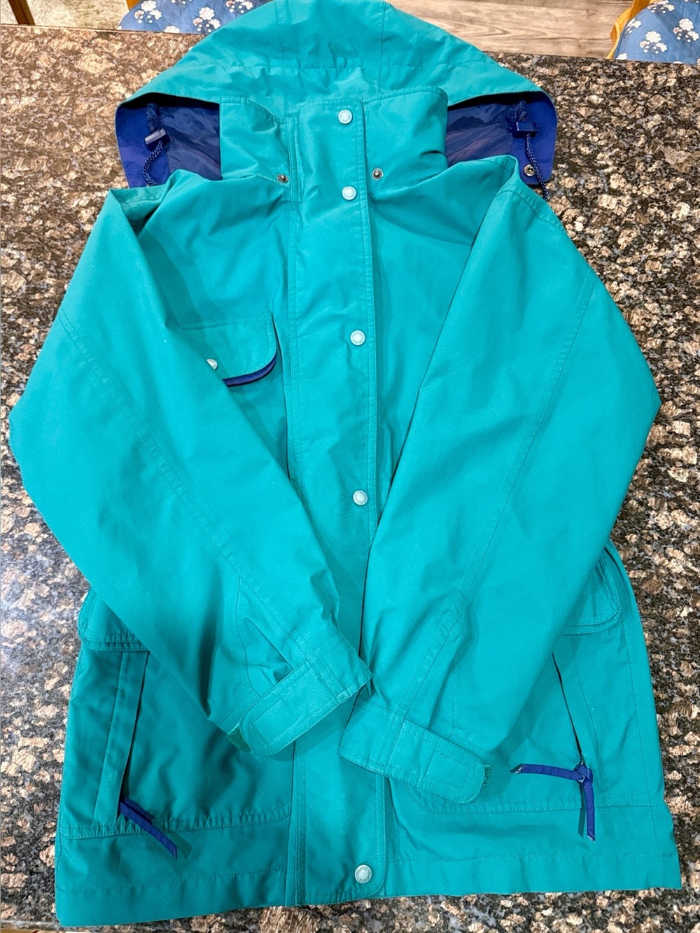 The Cabela Woman Outerwear
Gore-Tex Hooded windbreaker
Jacket in green